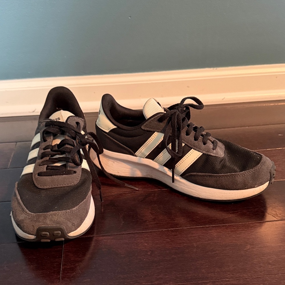 Adidas RUN 70S Women’s Black and White Sneakers Sz 7 (fits like 8)
